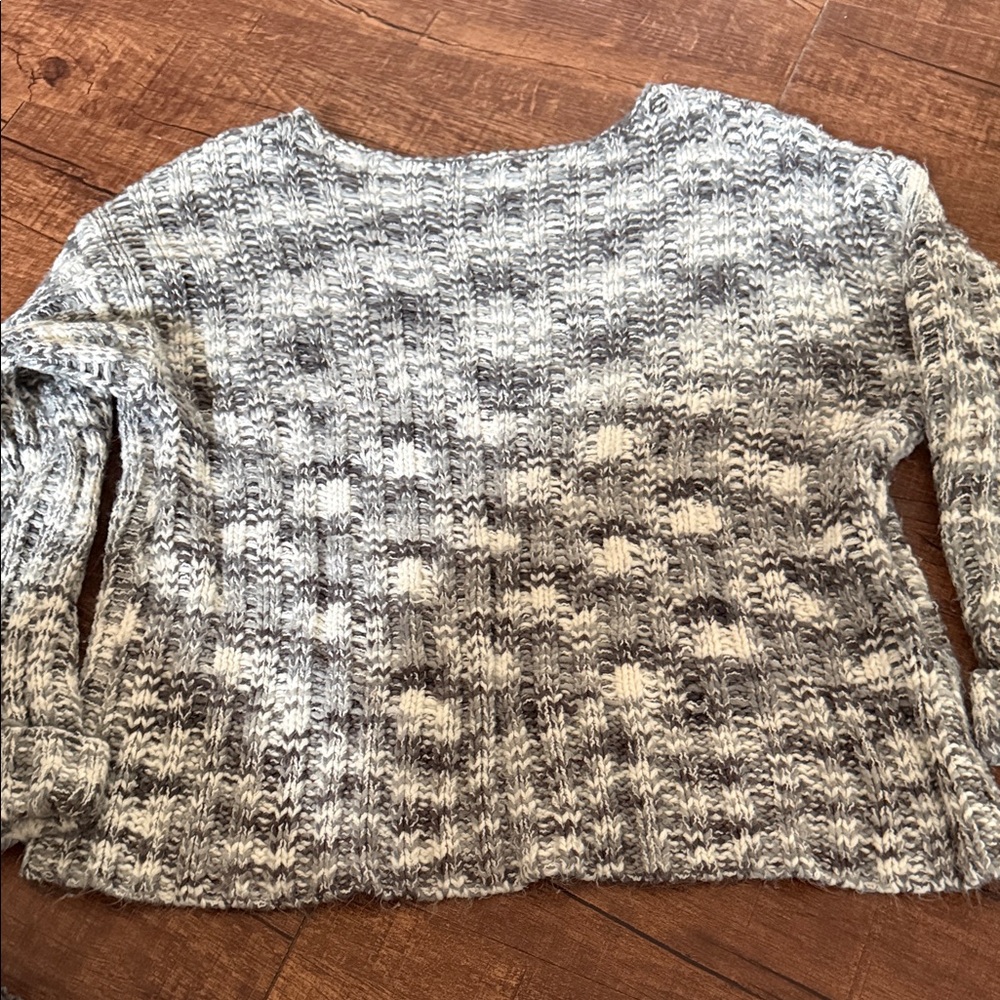 Entro Gray and White Knit Pullover